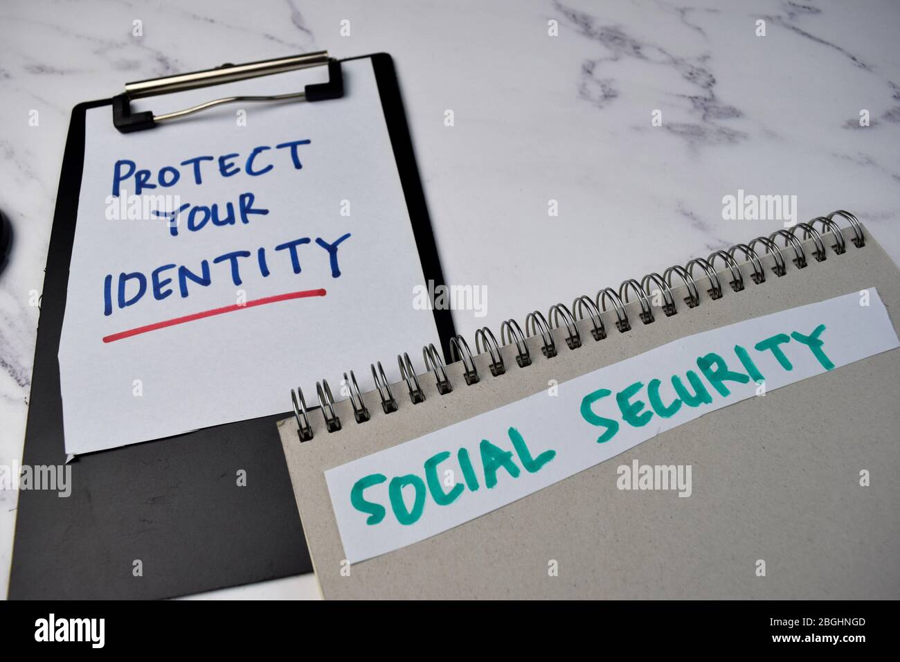 Proteggete la vostra identità e la sicurezza sociale scrivete su un libro isolato su Office Desk. Foto Stock
