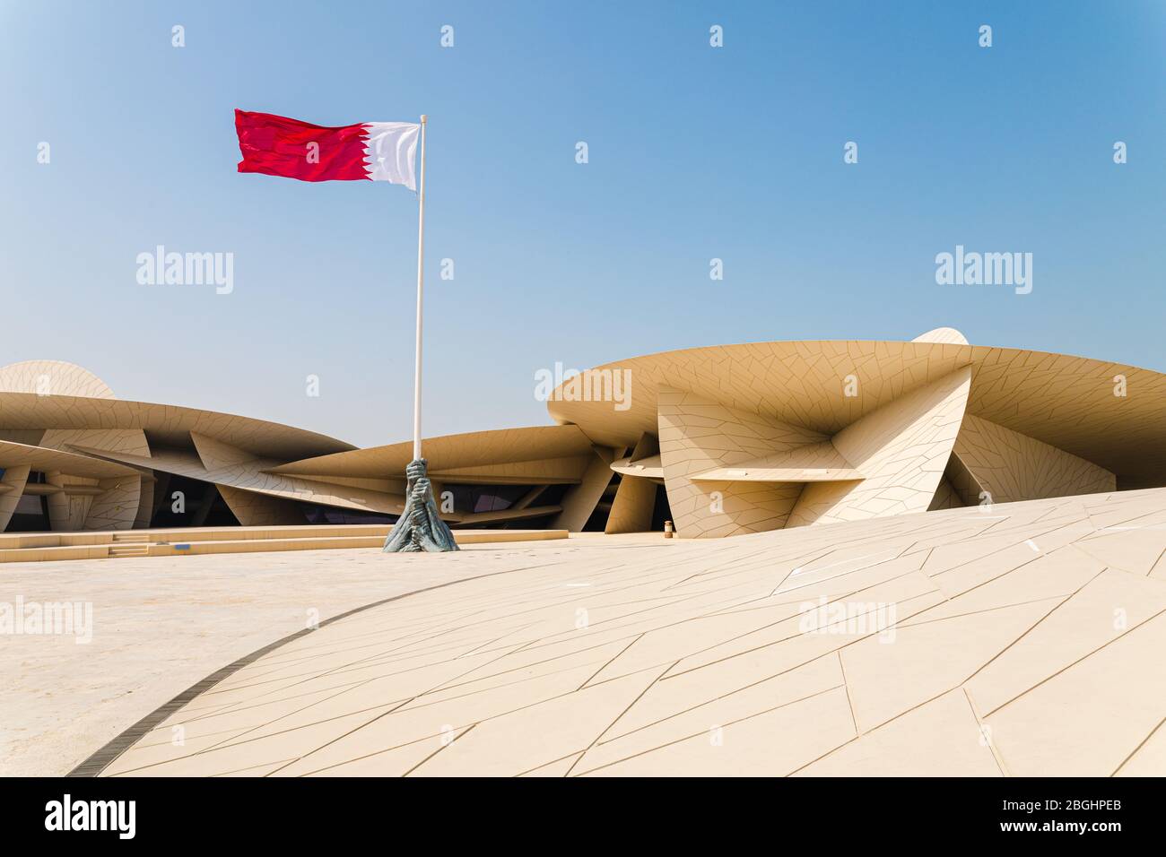 Doha, Qatar - 2 marzo 2020: Architettura moderna contemporanea Museo Nazionale del Qatar di Jean Nouvel a Doha città con sfondo cielo blu Foto Stock