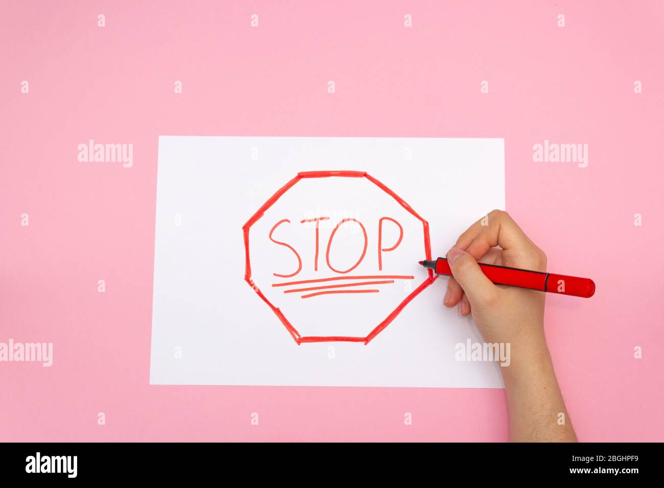 STOP Road sign, semplice disegno con un contrassegno rosso. Foto Stock