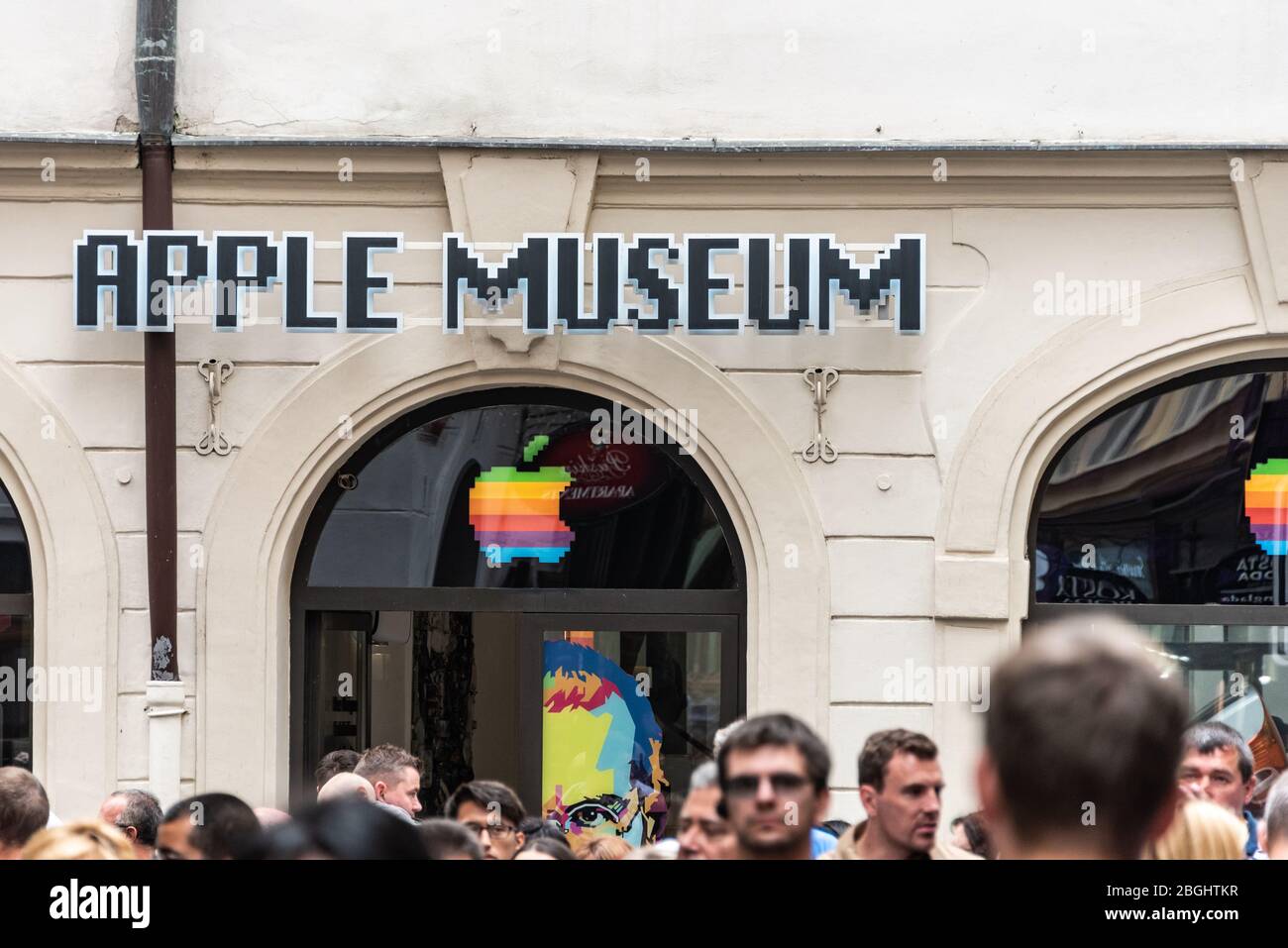 La parte anteriore del museo Apple computer a Praga. Macintosh Fondatore Steve Jobs disegno guardare avanti, il gruppo di persone, turisti sulla strada. Foto Stock