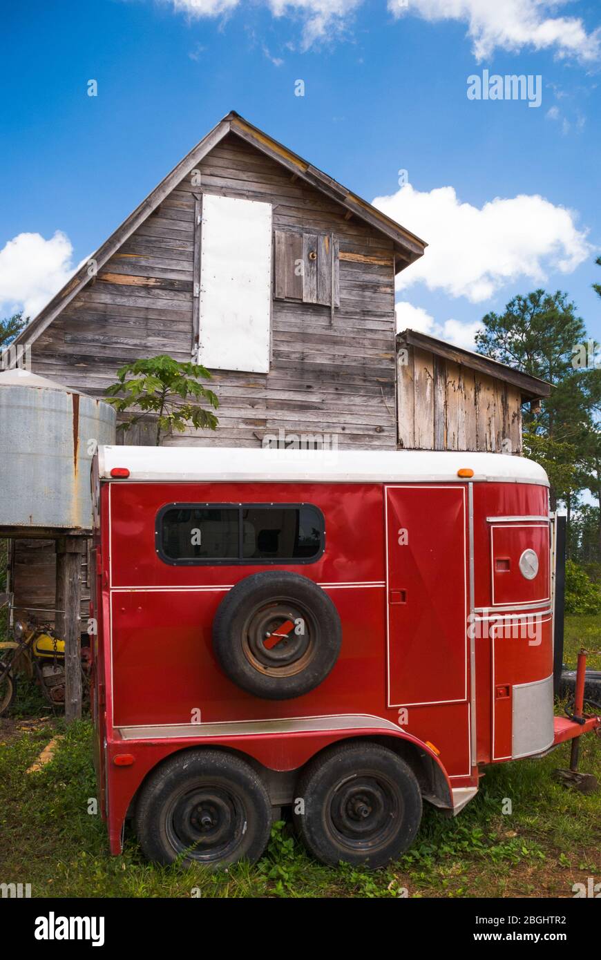 Rimorchio rosso vintage in un cantiere Foto Stock