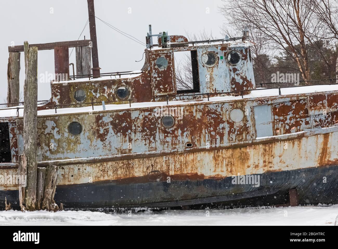 Vecchia barca da pesca commerciale al molo di Whitefish Point state Dock sul lago Superior, Upper Peninsula, Michigan, USA [non è disponibile alcun rilascio di proprietà; disponibile per editori Foto Stock