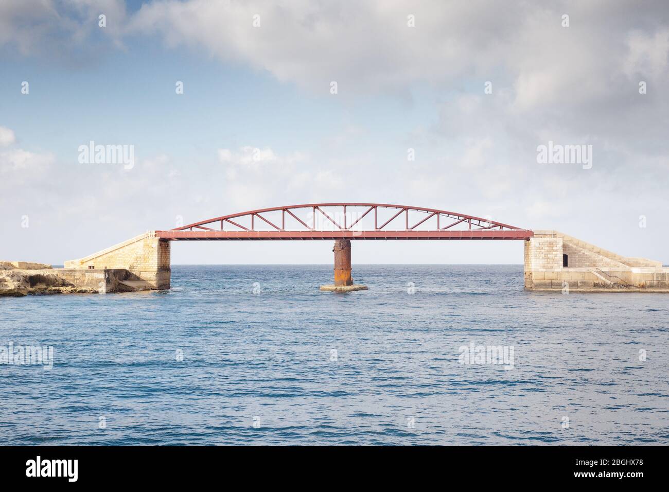 Passerella in acciaio che conduce dal litorale del Forte Saint Elmo a la Valletta Foto Stock