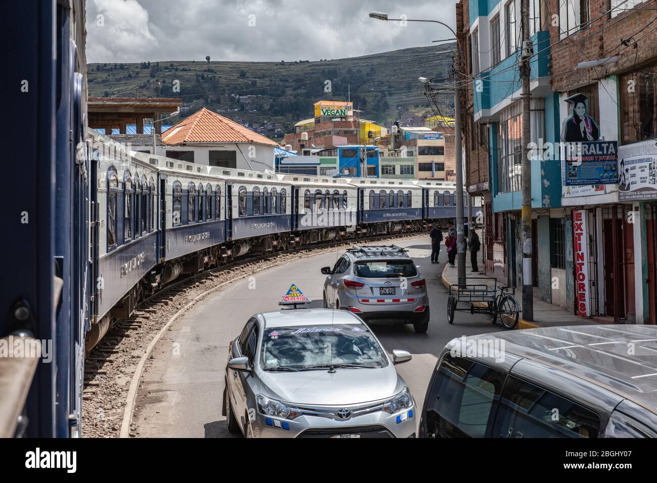 Treno che viaggia attraverso il Perù (Puno a Cusco o Cusco a Puno). Orizzontale Foto Stock