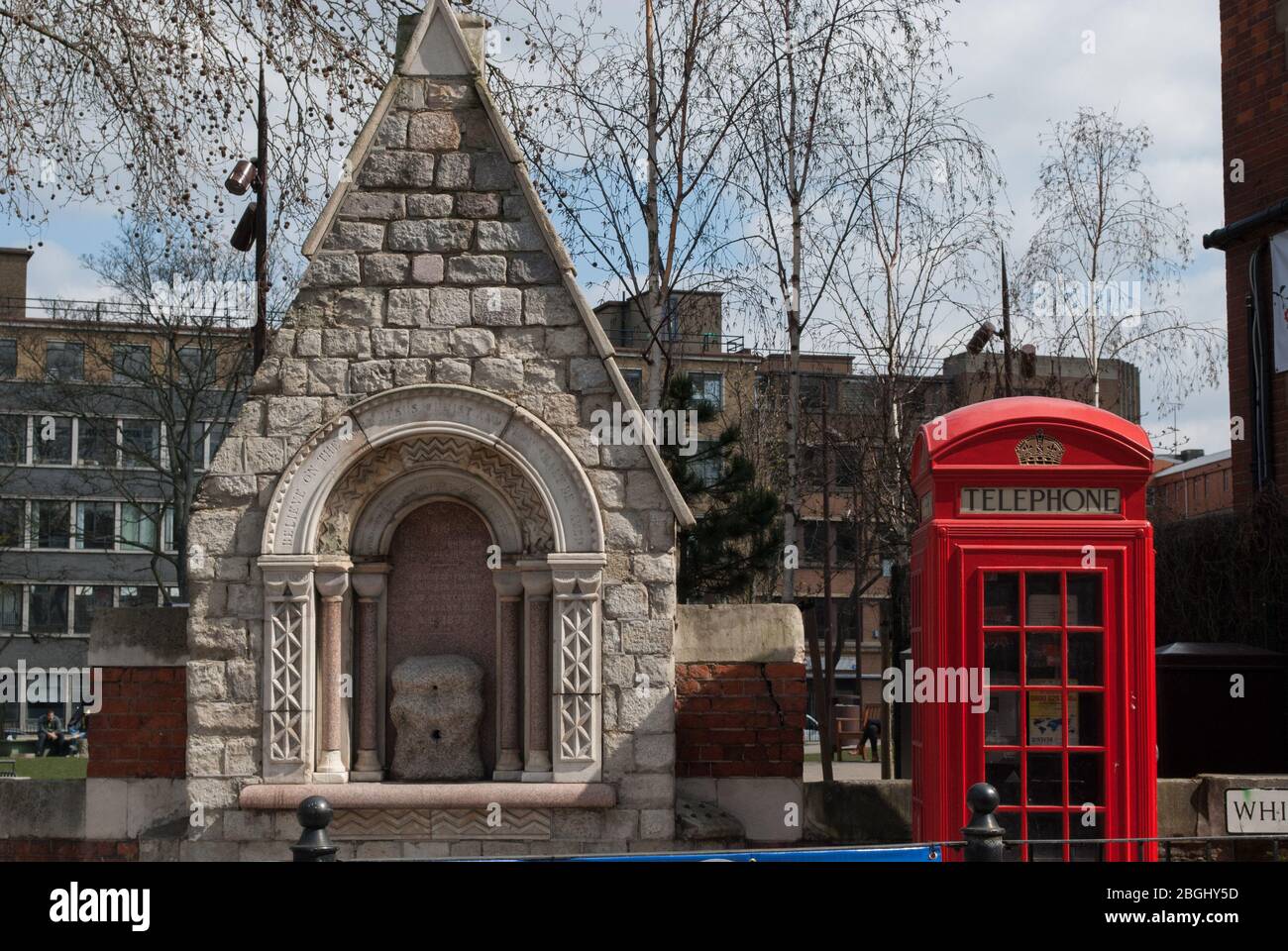 Fontana in pietra gotica del 1870 Altab Ali Park, Adler Street, Shadwell, Londra E1 1FD Foto Stock