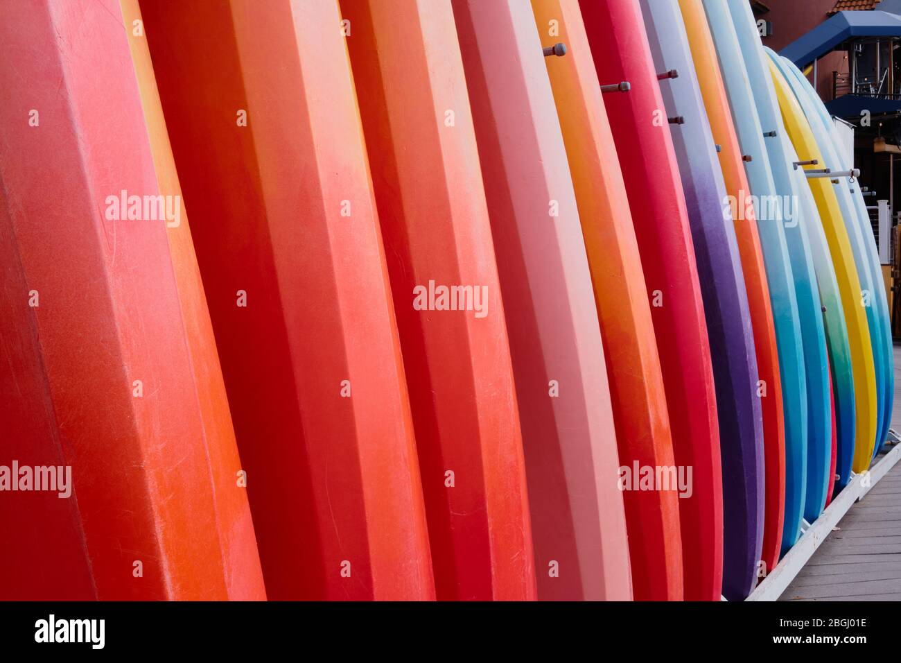 Vista ravvicinata dei kayak colorati in piedi e pronti per essere noleggiati. Foto Stock