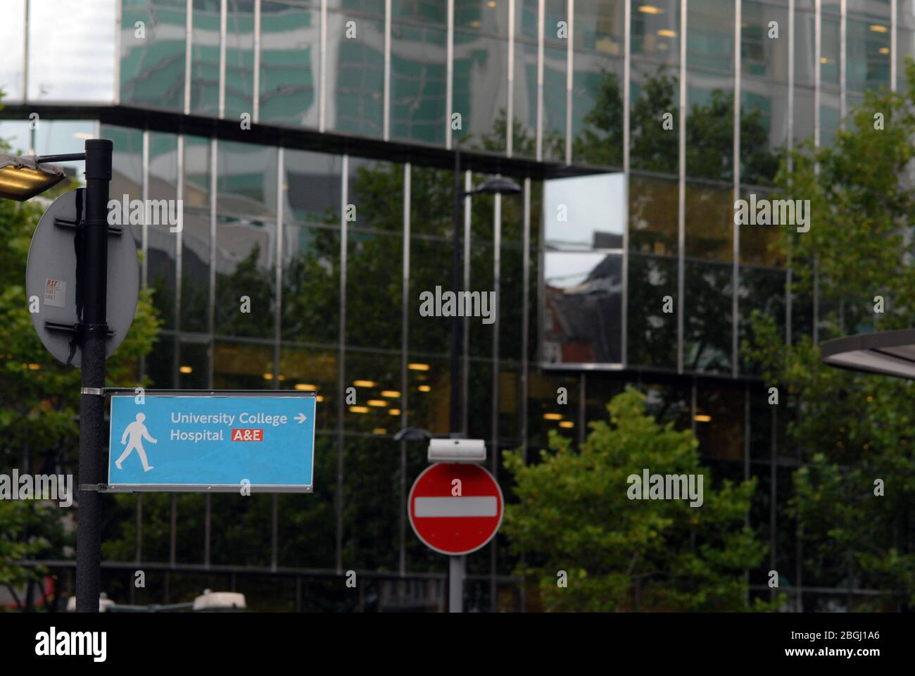 Cartello universale dell'ospedale all'esterno dell'University College Hospital, Londra Foto Stock