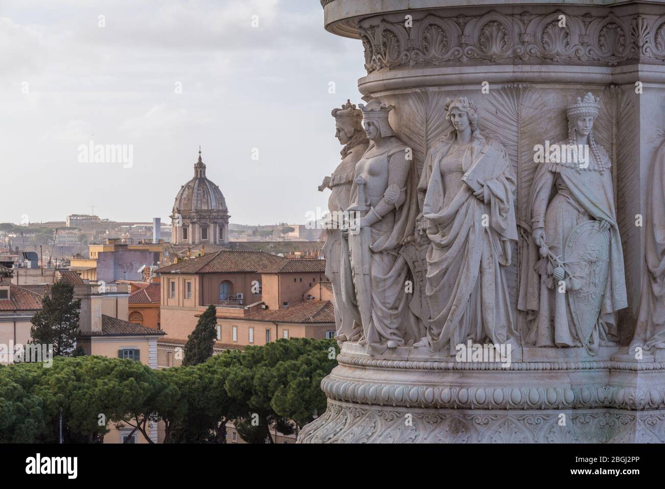 Statue al Vittoriano con Roma sullo sfondo Foto Stock