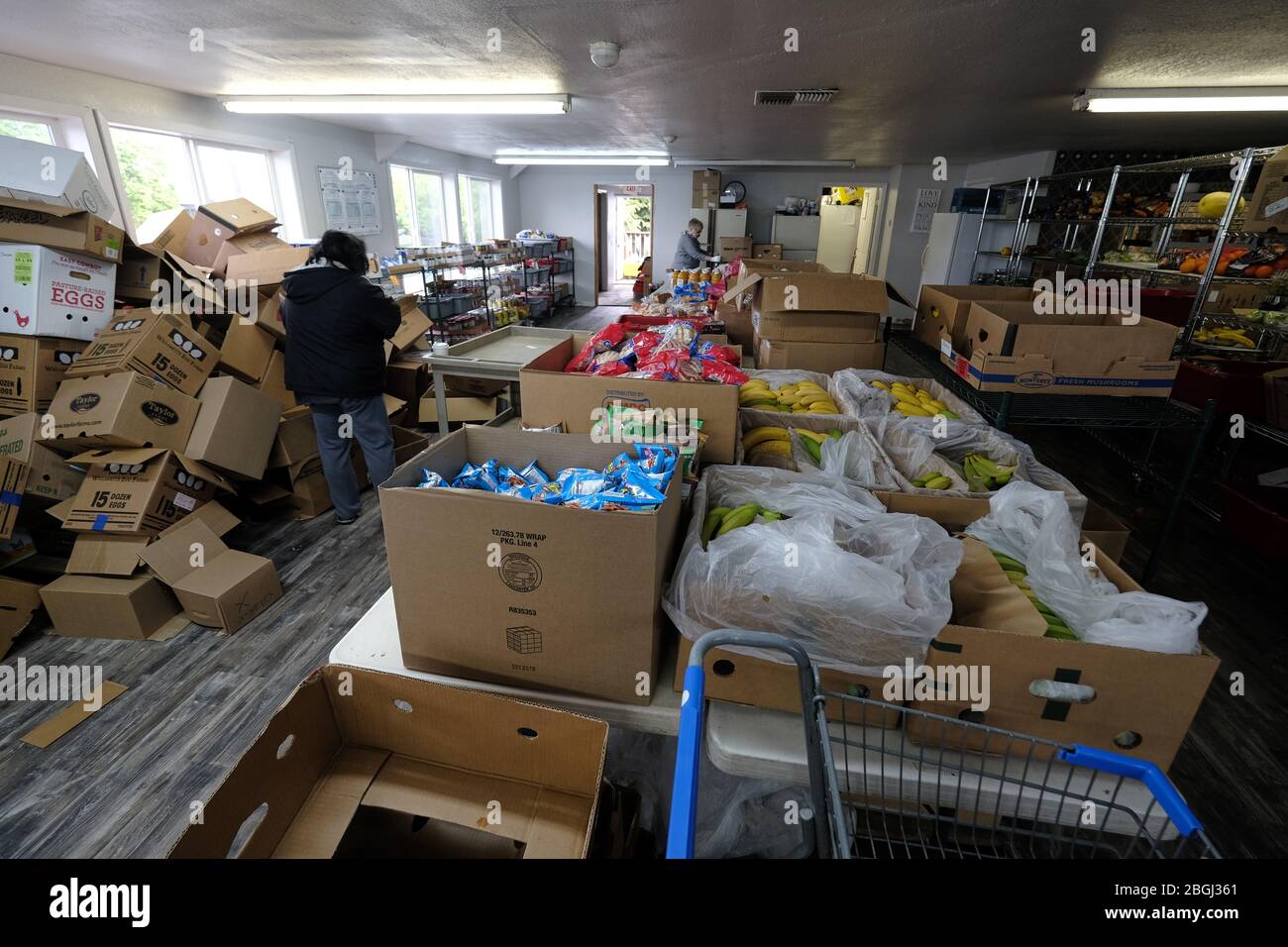 Portland, Stati Uniti. 21 Apr 2020. I volontari preparano le scatole di cibo alla C3 Church Food Pantry di Portland, Ore., il 21 aprile 2020. La dispensa ha visto la domanda triplicare come risultato del romanzo coronavirus, ma grazie alle generose donazioni da grandi negozi di alimentari sono stati in grado di continuare a fornire un servizio essenziale della comunità. (Foto di Alex Milan Tracy/Sipa USA) Credit: Sipa USA/Alamy Live News Foto Stock