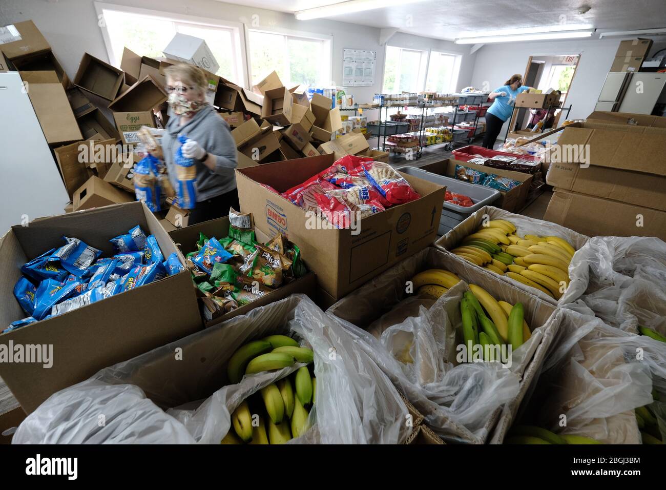 Portland, Stati Uniti. 21 Apr 2020. I volontari preparano le scatole di cibo alla C3 Church Food Pantry di Portland, Ore., il 21 aprile 2020. La dispensa ha visto la domanda triplicare come risultato del romanzo coronavirus, ma grazie alle generose donazioni da grandi negozi di alimentari sono stati in grado di continuare a fornire un servizio essenziale della comunità. (Foto di Alex Milan Tracy/Sipa USA) Credit: Sipa USA/Alamy Live News Foto Stock