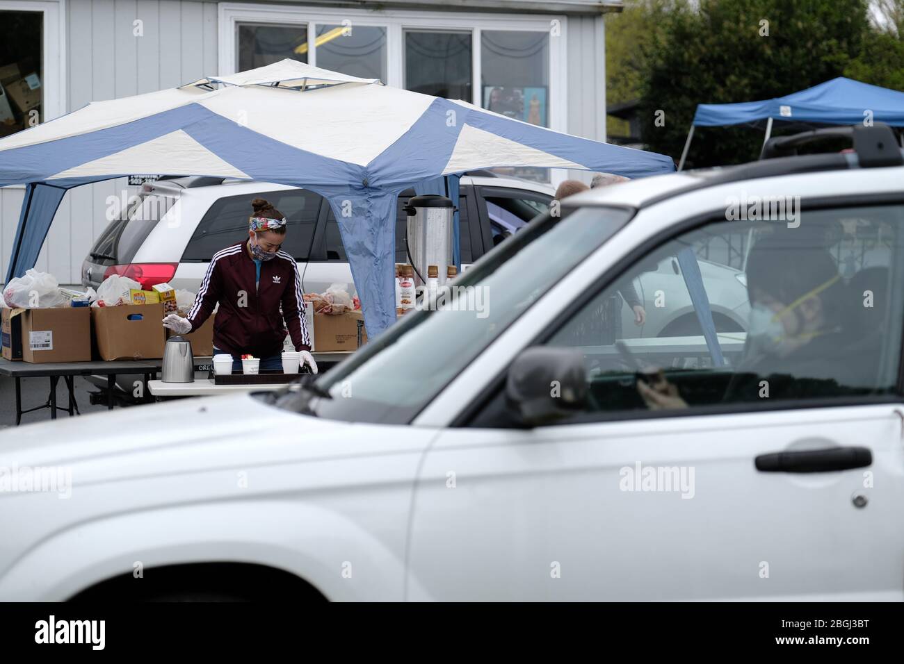 Portland, Stati Uniti. 21 Apr 2020. Sharon Wood prepara bevande calde alla C3 Church Food Pantry di Portland, Ore., il 21 aprile 2020. La dispensa ha visto la domanda triplicare come risultato del romanzo coronavirus, ma grazie alle generose donazioni da grandi negozi di alimentari sono stati in grado di continuare a fornire un servizio essenziale della comunità. (Foto di Alex Milan Tracy/Sipa USA) Credit: Sipa USA/Alamy Live News Foto Stock
