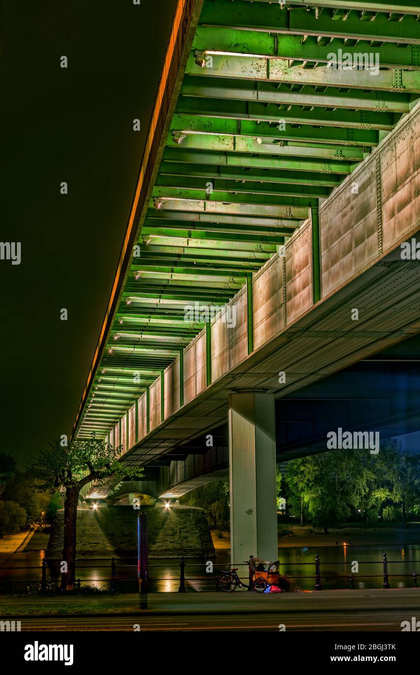 Unter der Zoobrücke bei Nacht Foto Stock