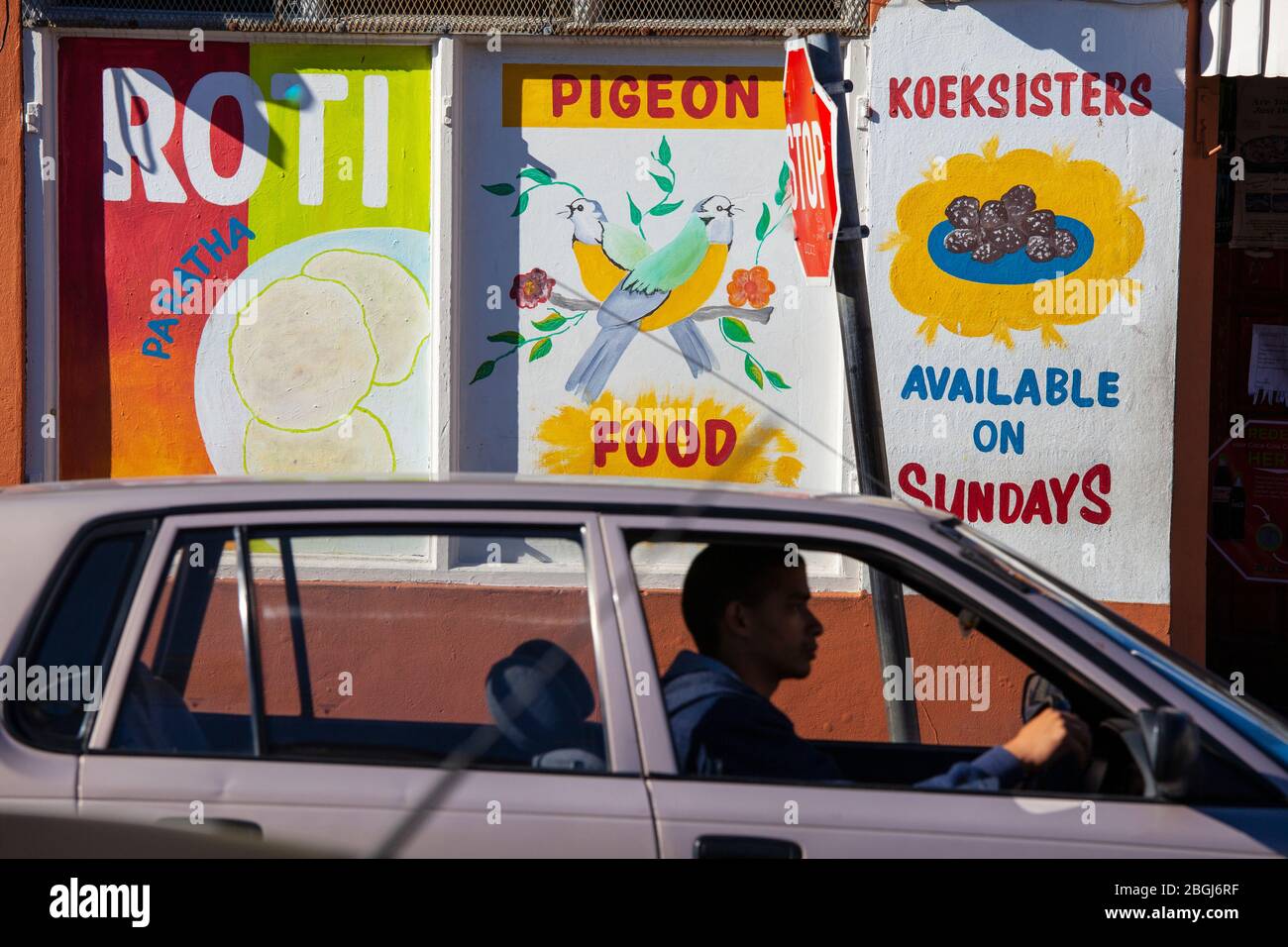 Annunci colorati dipinti a mano nella zona di Bo-Kaap, Città del Capo, Sud Africa Foto Stock