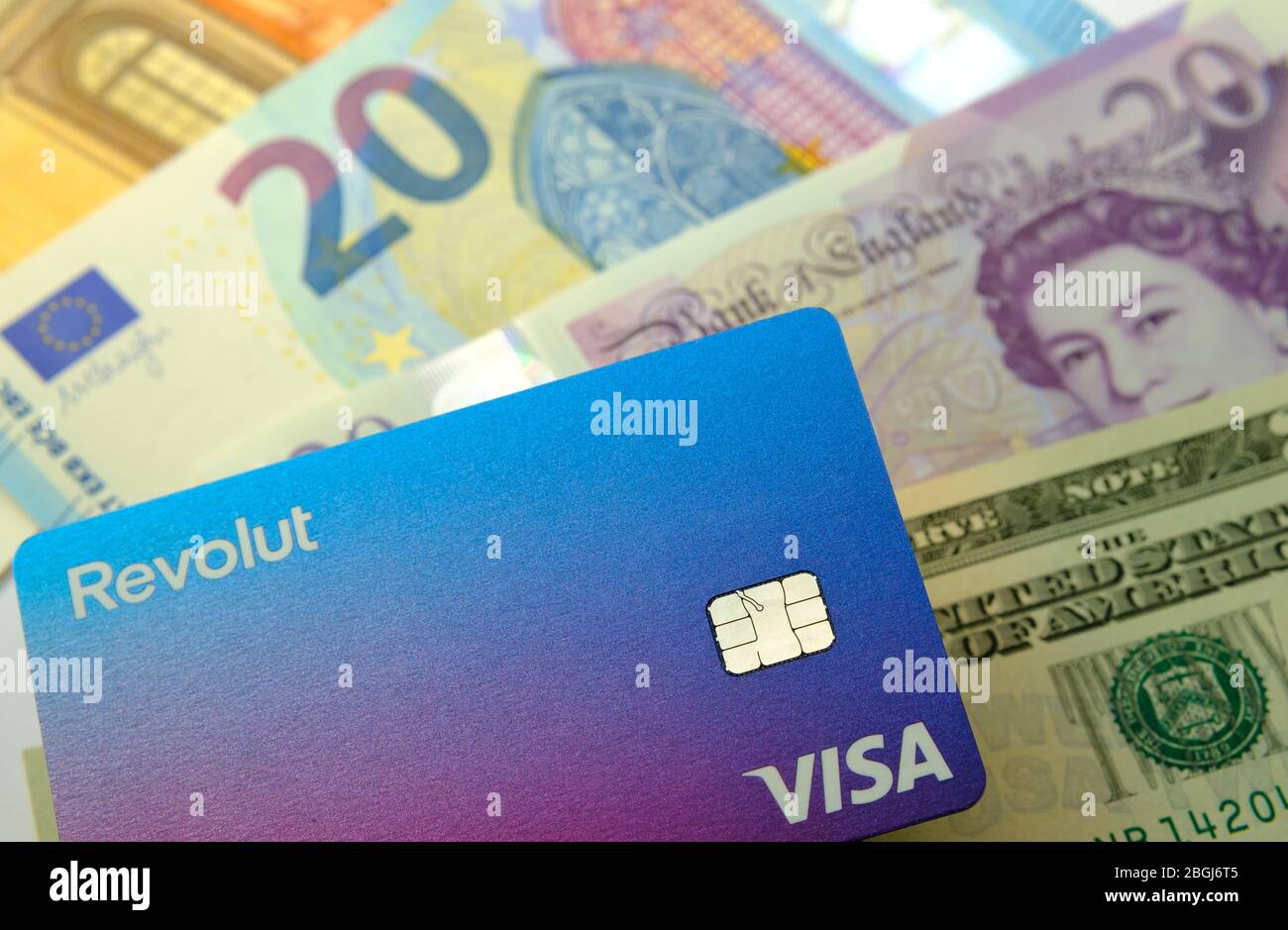 Stone / Regno Unito - Aprile 14 2020: La nuova scheda Revolut ridisegnata. Nuova carta e denaro Revolut Bank. Foto Stock