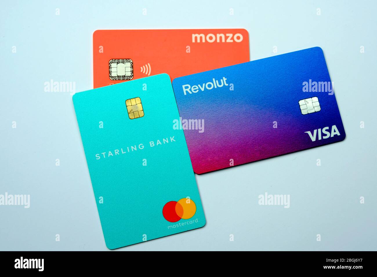 Stone / Regno Unito - Aprile 15 2020: Carte bancarie Revolut, Starling, Monzo piazzate l'una sull'altra. Include il nuovo Revolut riprogettato che non h Foto Stock