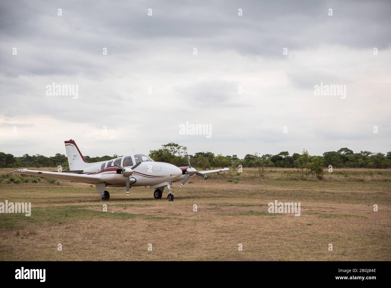 Piccolo aereo sulla pista di Bush in remoto campo safari in Busanga Plains, Parco Nazionale di Kafue, Provincia Nord Occidentale, Zambia. Foto Stock