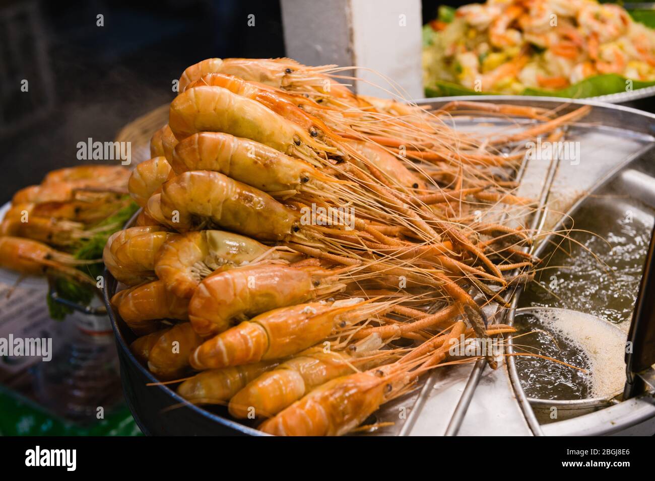 Grandi teste di gamberi cucinati all'arancia da vicino Foto Stock
