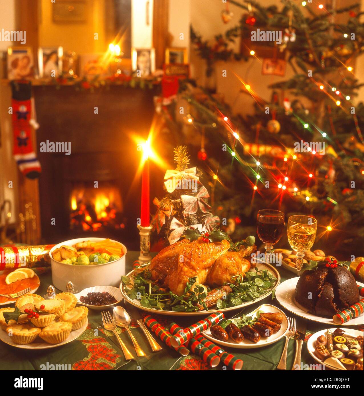 Selezione di cibo natalizio e albero di Natale, Winkfield, Berkshire, Regno Unito Foto Stock