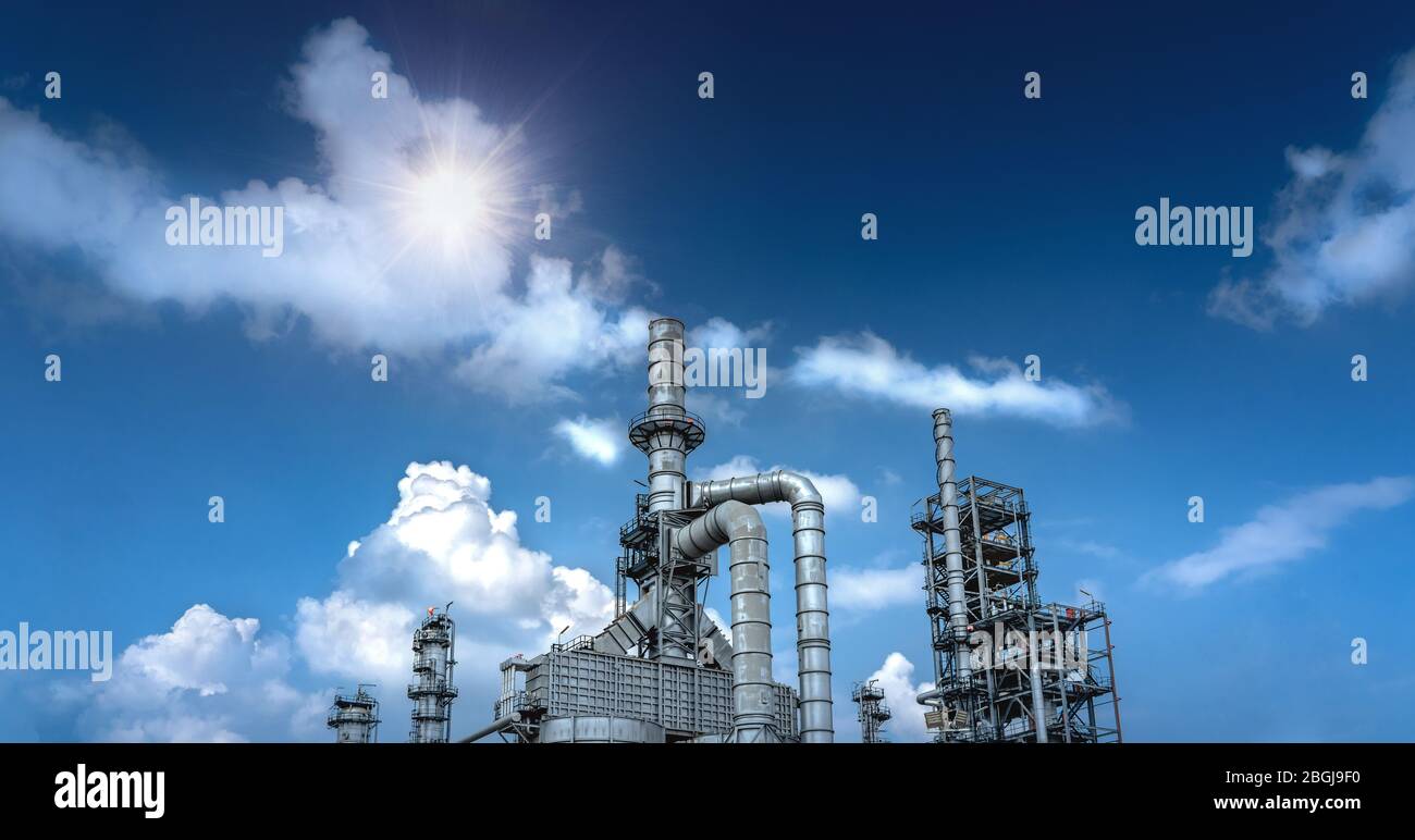 Vicino la visione industriale alla raffineria di petrolio vegetale industria modulo zona con cielo molto nuvoloso Foto Stock
