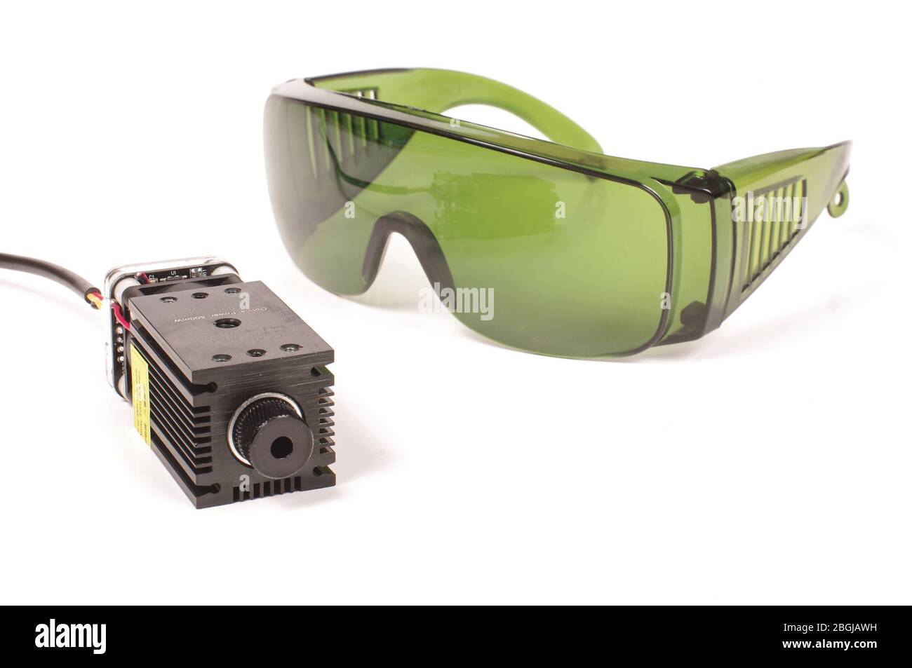 Occhiali di sicurezza verdi per la protezione dalle radiazioni laser e laser ad alta potenza isolati su sfondo bianco Foto Stock