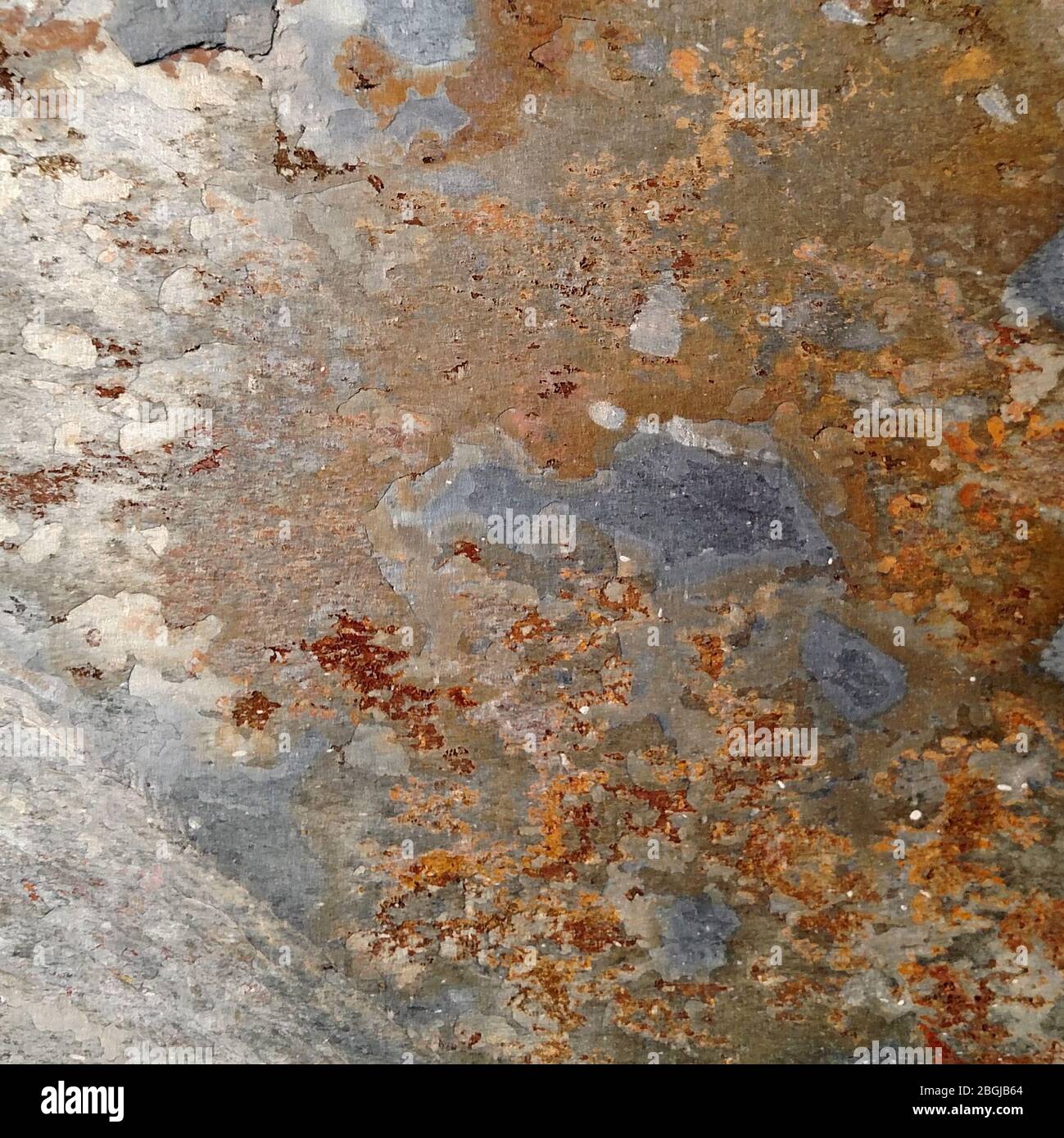 Superficie di rocce ardesia incastonate in un muro urbano Foto Stock