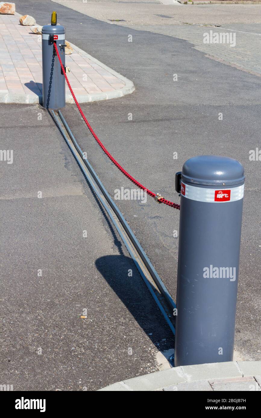 COLONNE a colonna motorizzate BFT per barriera a catena automatica presso il parcheggio, Sopron, Ungheria Foto Stock