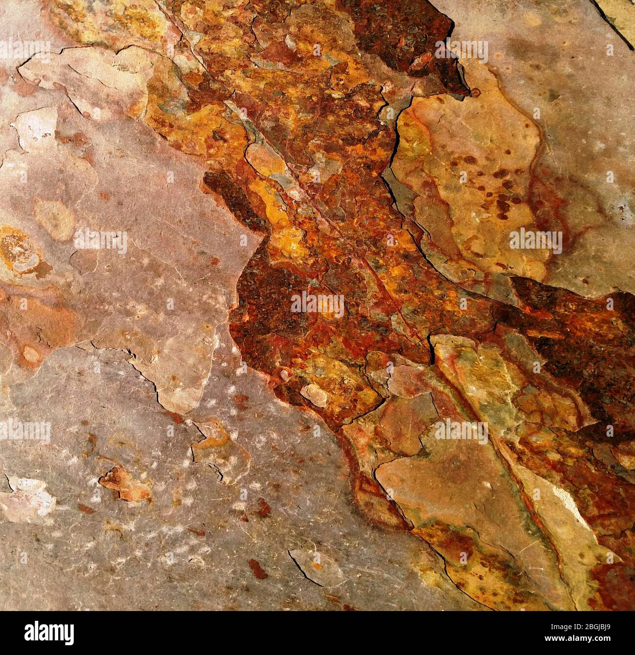 Superficie di rocce ardesia incastonate in un muro urbano Foto Stock