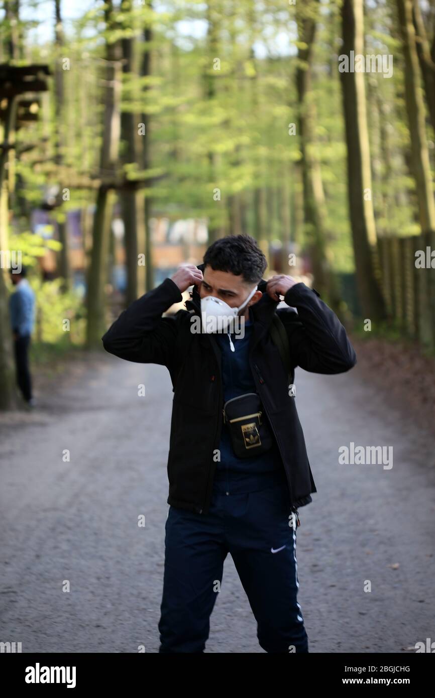 Haltern am See, germania, martedì 21 aprile 2020 kletterwald uomo da solo con maschera modellante covid-19 stagione stampe di fondo Foto Stock