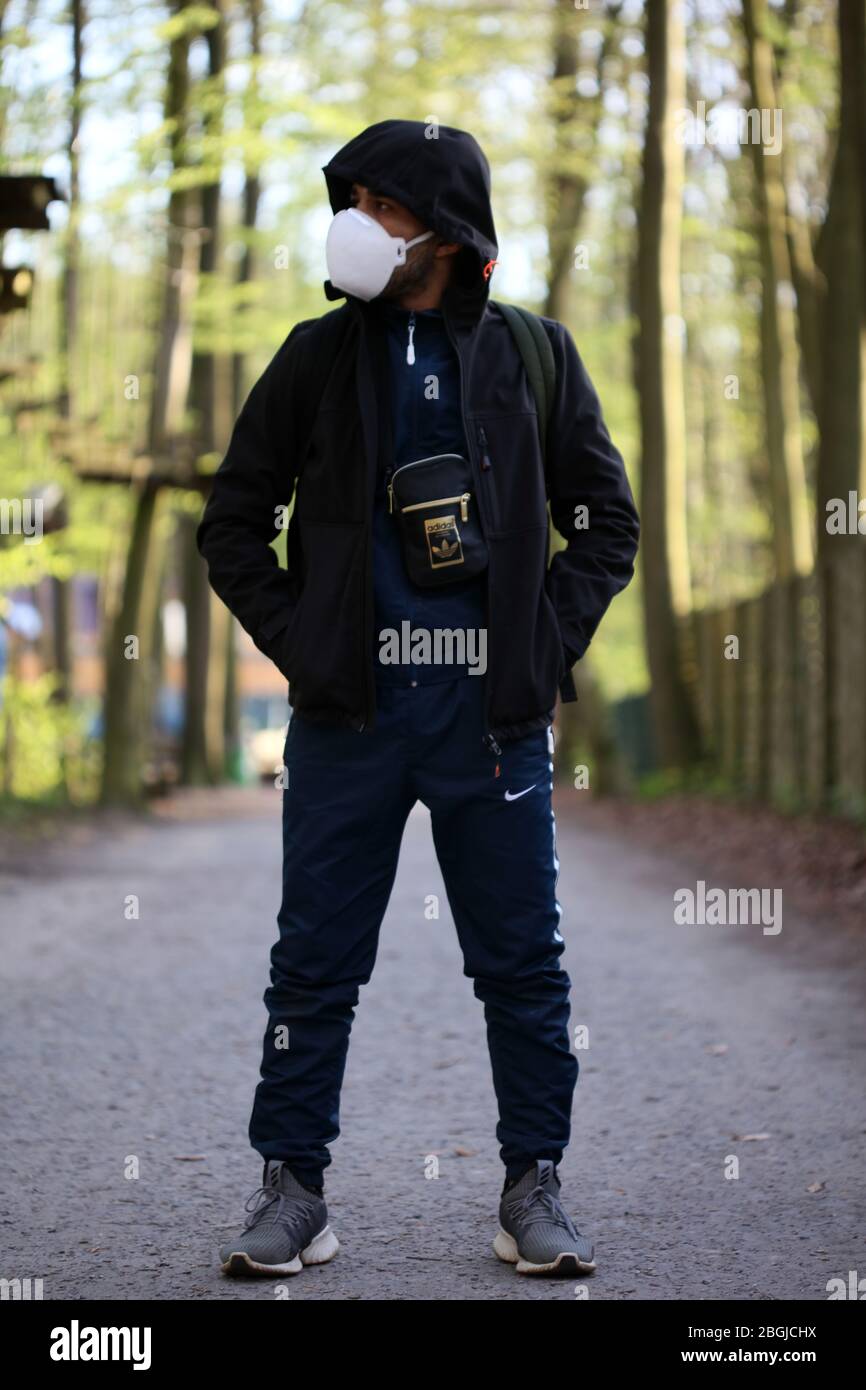 Haltern am See, germania, martedì 21 aprile 2020 kletterwald uomo da solo con maschera modellante covid-19 stagione stampe di fondo Foto Stock