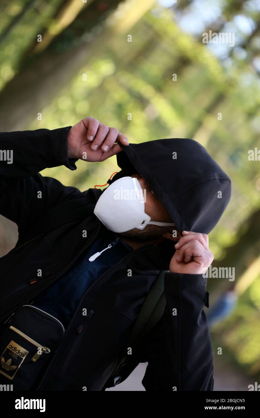 Haltern am See, germania, martedì 21 aprile 2020 kletterwald uomo da solo con maschera modellante covid-19 stagione stampe di fondo Foto Stock