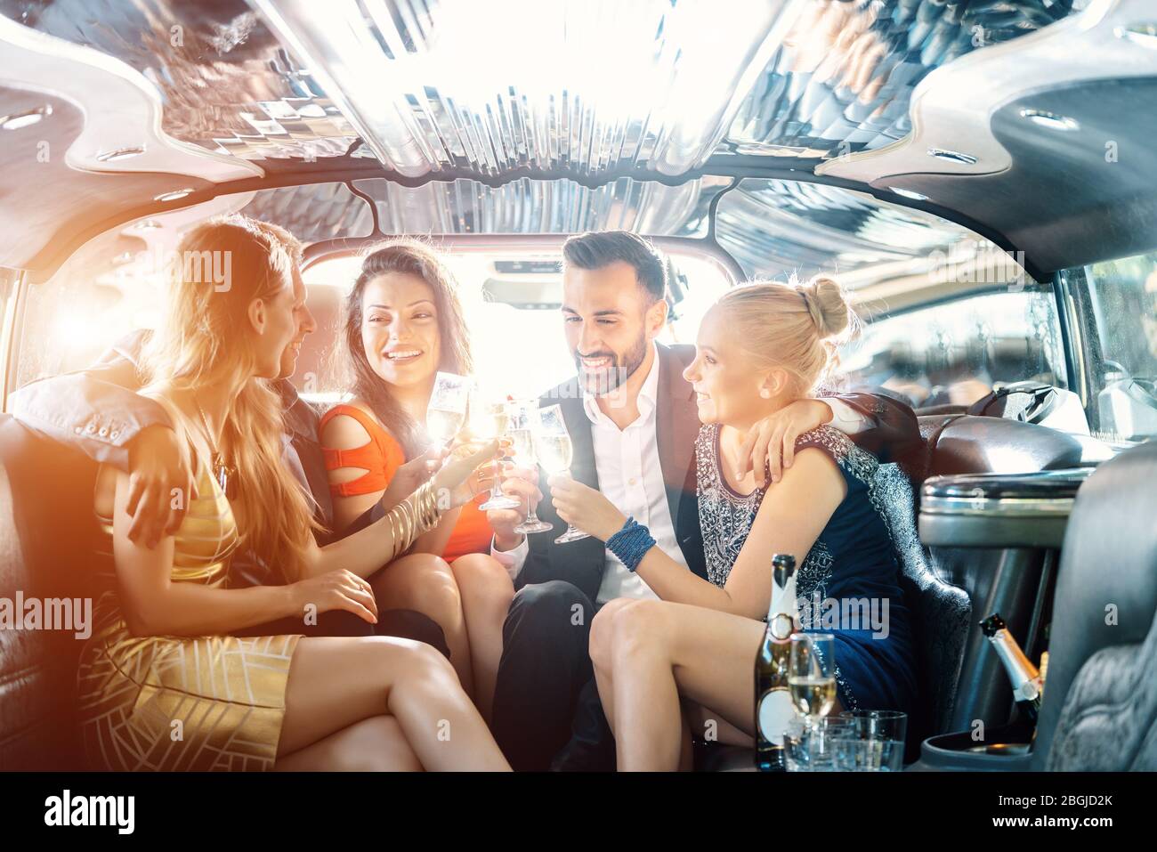 La folla di popolo partito in una limousine con bevande Foto Stock
