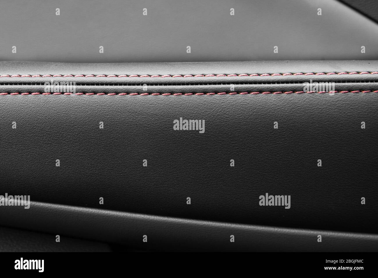 cucitura sulla pelle cucita con due linee parallele con filo rosso Foto Stock
