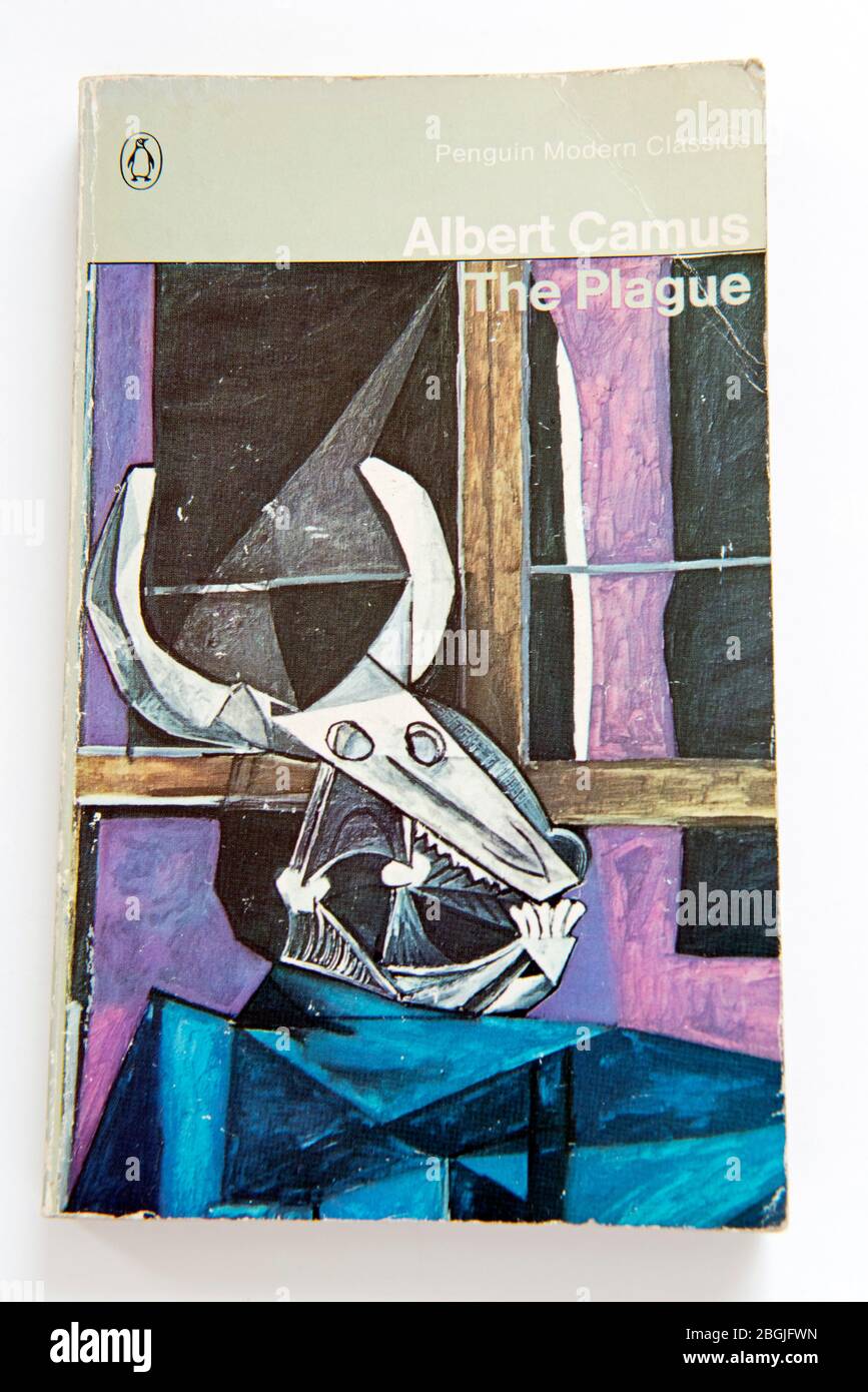 La peste di Albert Camus Penguin Modern Classic libro cartaceo ristampato 1973. Solo per uso editoriale. Foto Stock