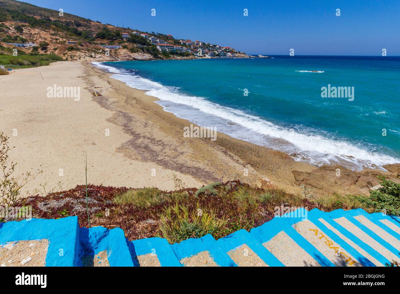 Spiaggia Livadi, proprio sulla città di ARMENISTIS, in Ikaria (o Icaria) isola, nel Mar Egeo, Grecia, Europa. Foto Stock