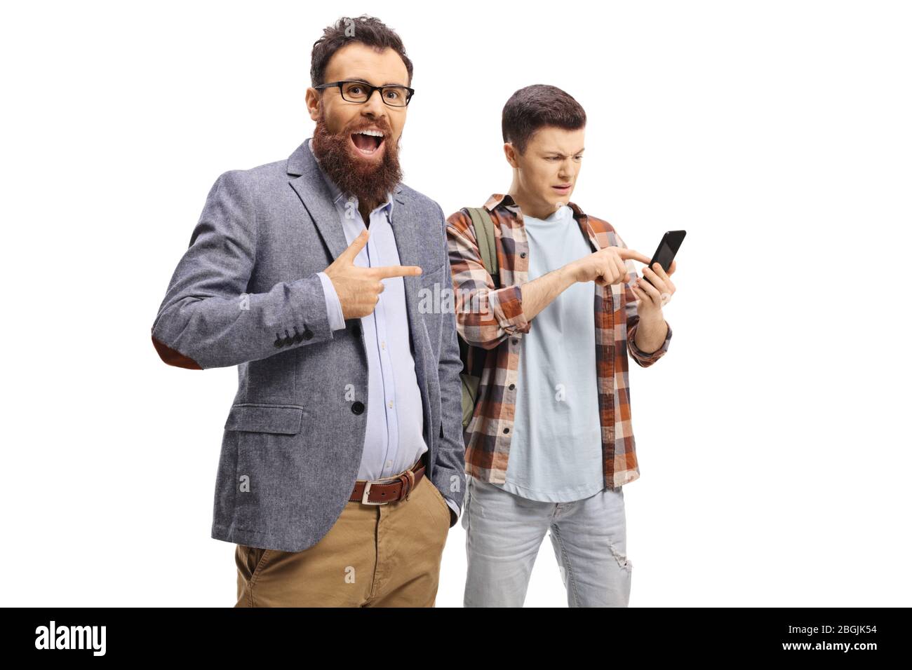Uomo bearded ridendo e indicando un adolescente usando un telefono cellulare isolato su sfondo bianco Foto Stock