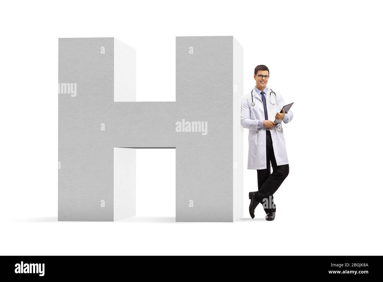 Ritratto a tutta lunghezza di un giovane medico maschile appoggiato su un cartello per l'ospedale isolato su sfondo bianco Foto Stock