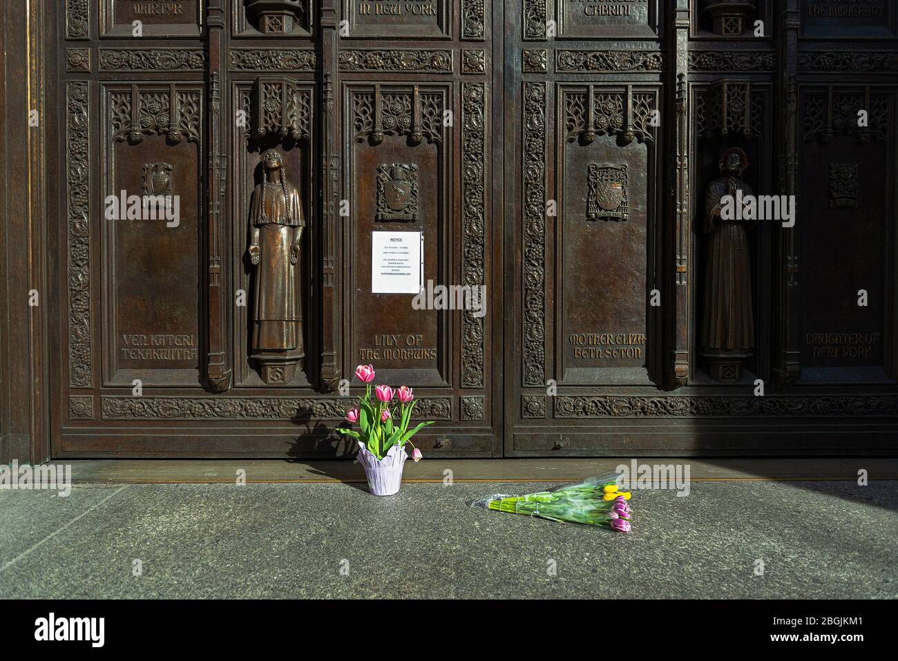 La porta di ingresso della Cattedrale di San Patrizio la Domenica di Pasqua 2020 aprile. Foto Stock