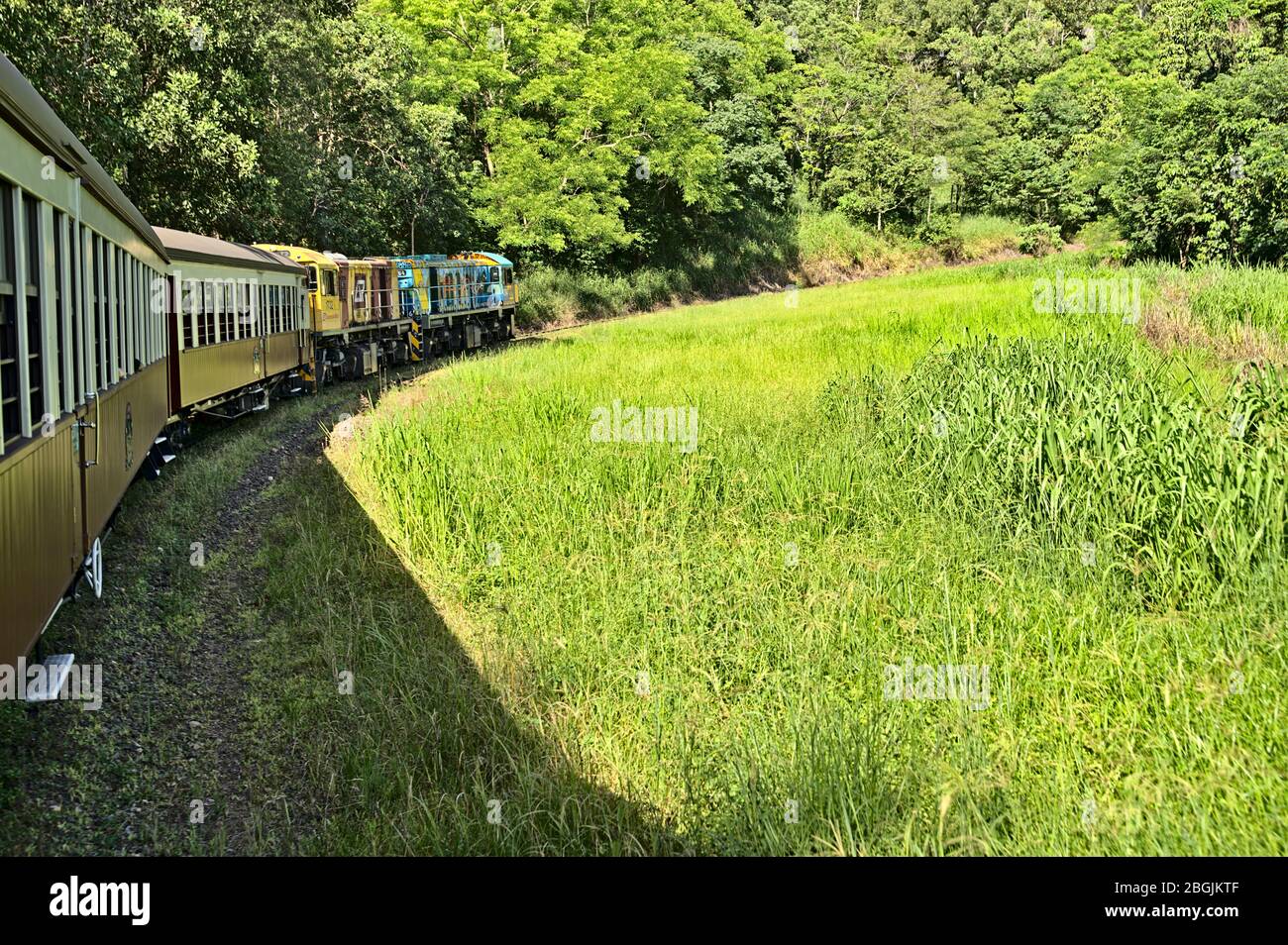 Kuranda ferrovia panoramica che si avvolgi sui binari Foto Stock