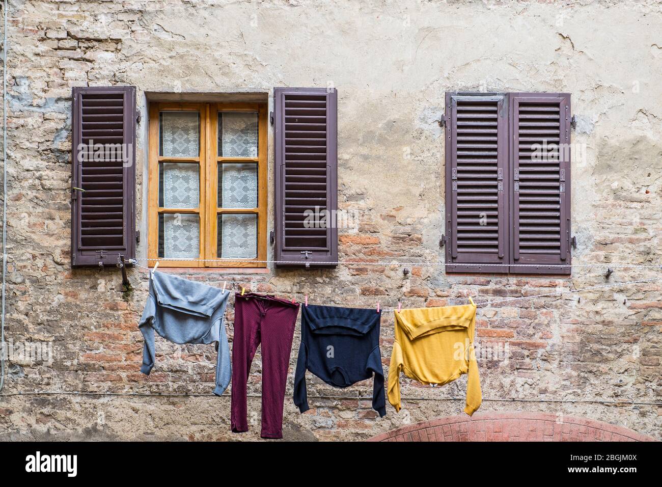 Lavanderia appesa all'esterno per asciugare a Firenze / Toscana Foto Stock
