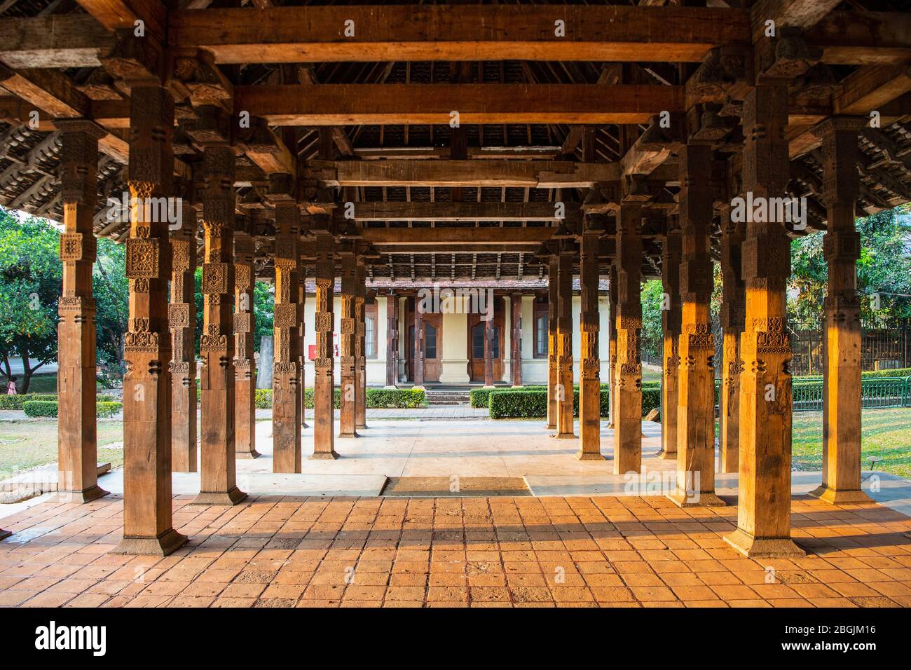 Colonne di legno al tempio della reliquia del dente santo in Sri Lanka Foto Stock