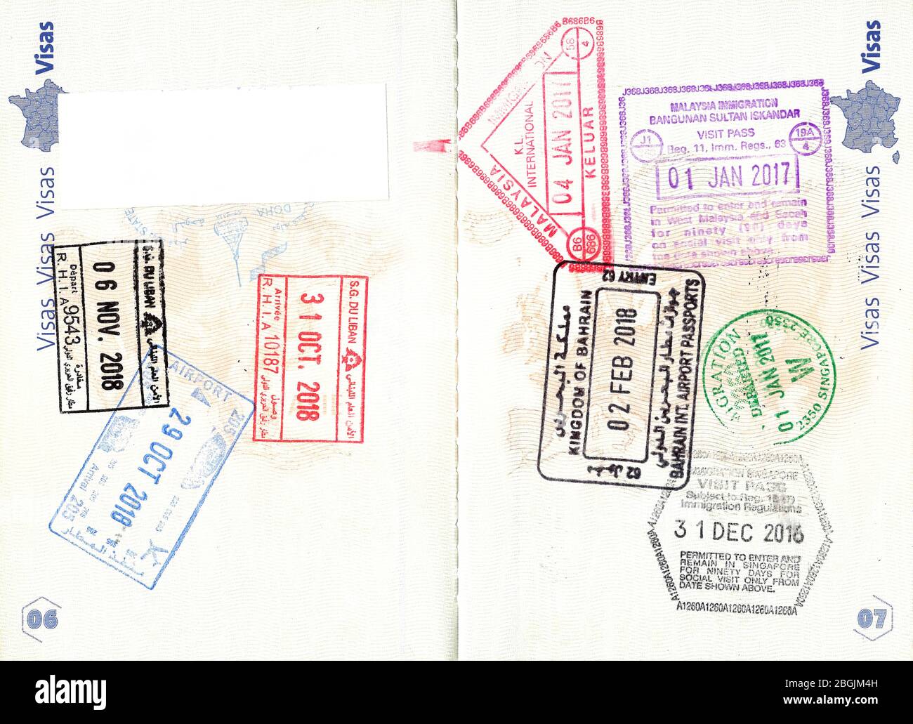Francobolli di Libano, Kuwait, Qatar, Malesia, Bahrain e Singapore in un passaporto francese Foto Stock