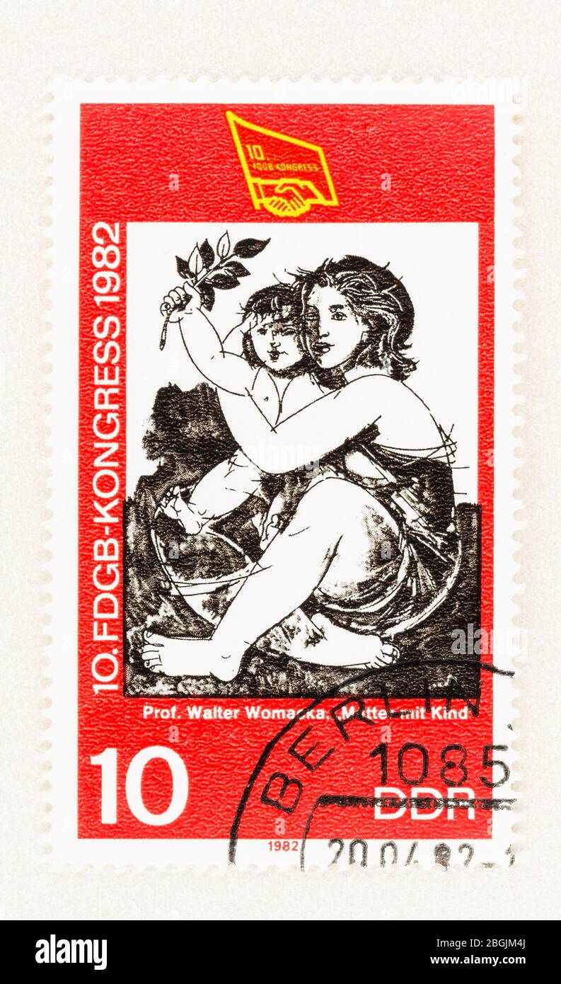 SEATTLE WASHINGTON - 20 aprile 2020: Primo piano del francobollo tedesco orientale con la cancellazione CTO con pezzo d'arte Madre e bambino di Walter Womacka. Scott n. 22 Foto Stock