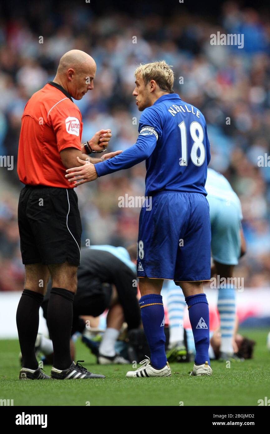 MANCHESTER, INGHILTERRA - Phil Neville di Everton e Referee Howard Webb durante la partita della Premier League tra Manchester City ed Everton all'Etihad Stadiun di Manchester, sabato 24 settembre 2011. (Credit Eddie Garvey | MI News) la fotografia può essere utilizzata solo per scopi editoriali su giornali e/o riviste, licenza richiesta per uso commerciale Foto Stock