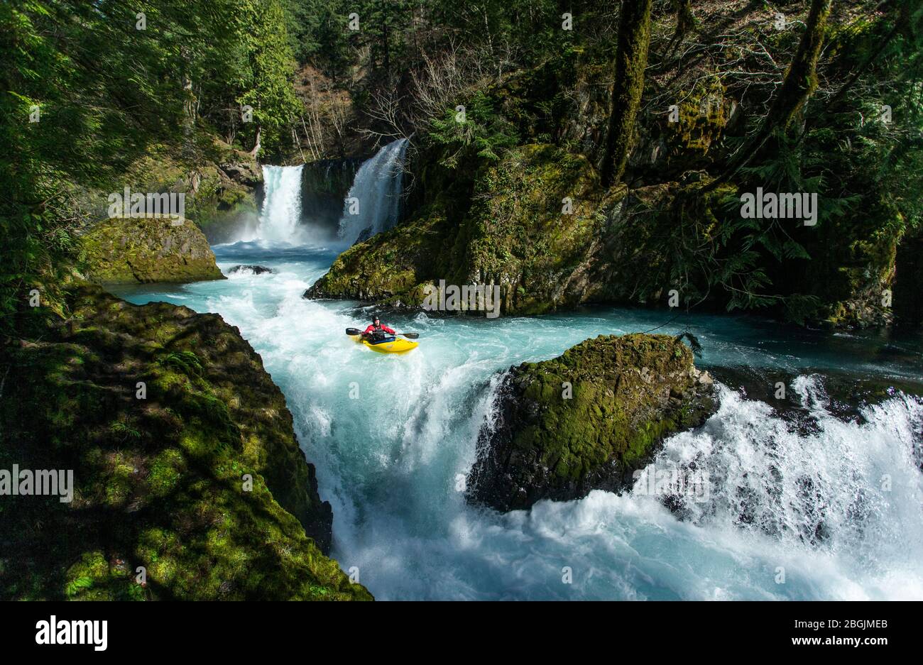 Un kayak scende dal fiume Little White Salmon a Washington. Foto Stock