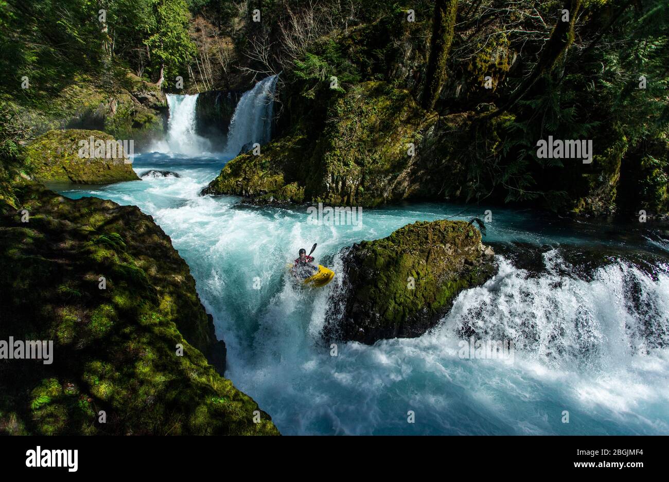 Un kayak scende sul fiume Little White Salmon nell'area dell'Washington. Foto Stock