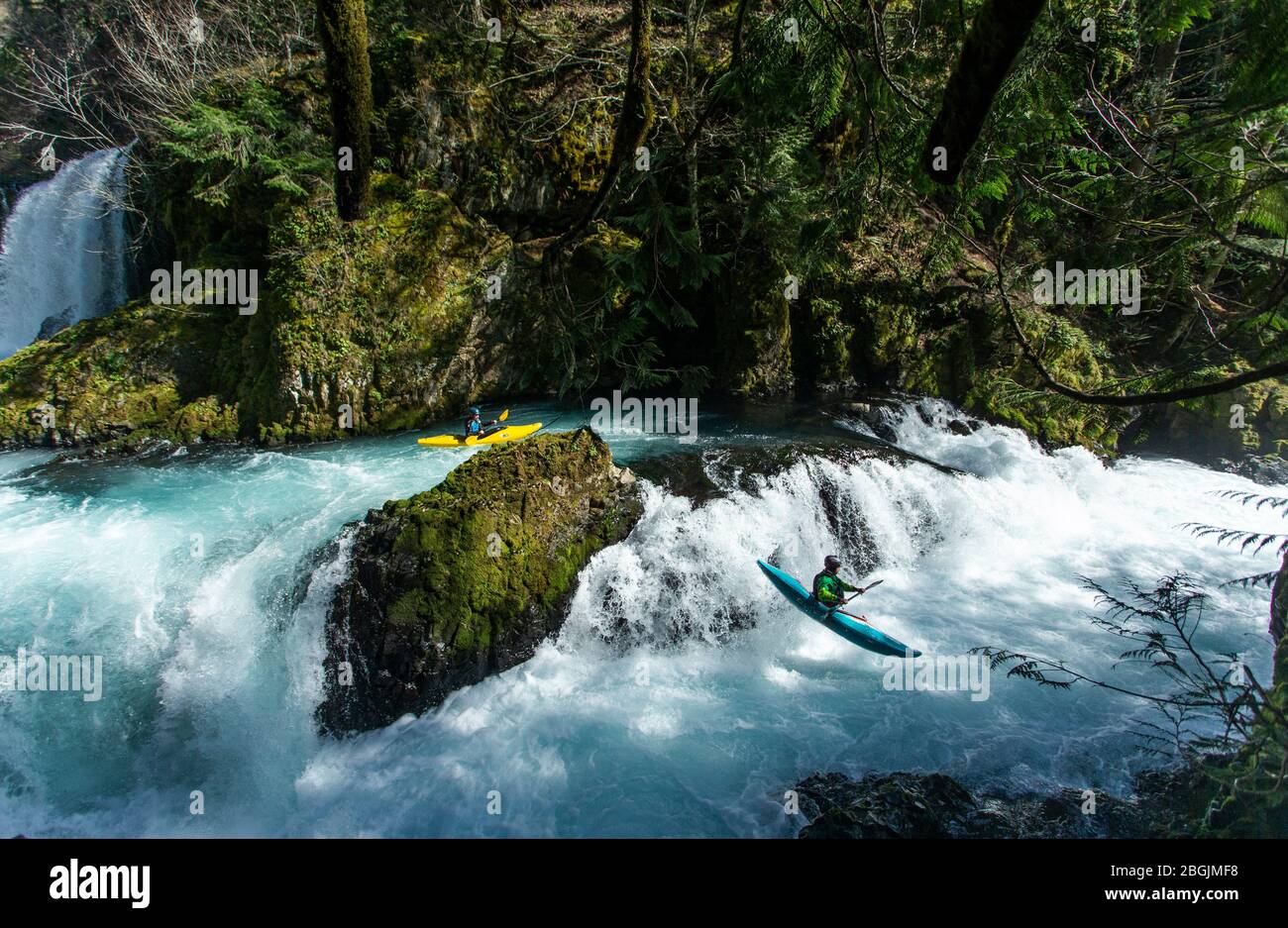 Due kayakers scendono dal fiume Little White Salmon a Washington. Foto Stock