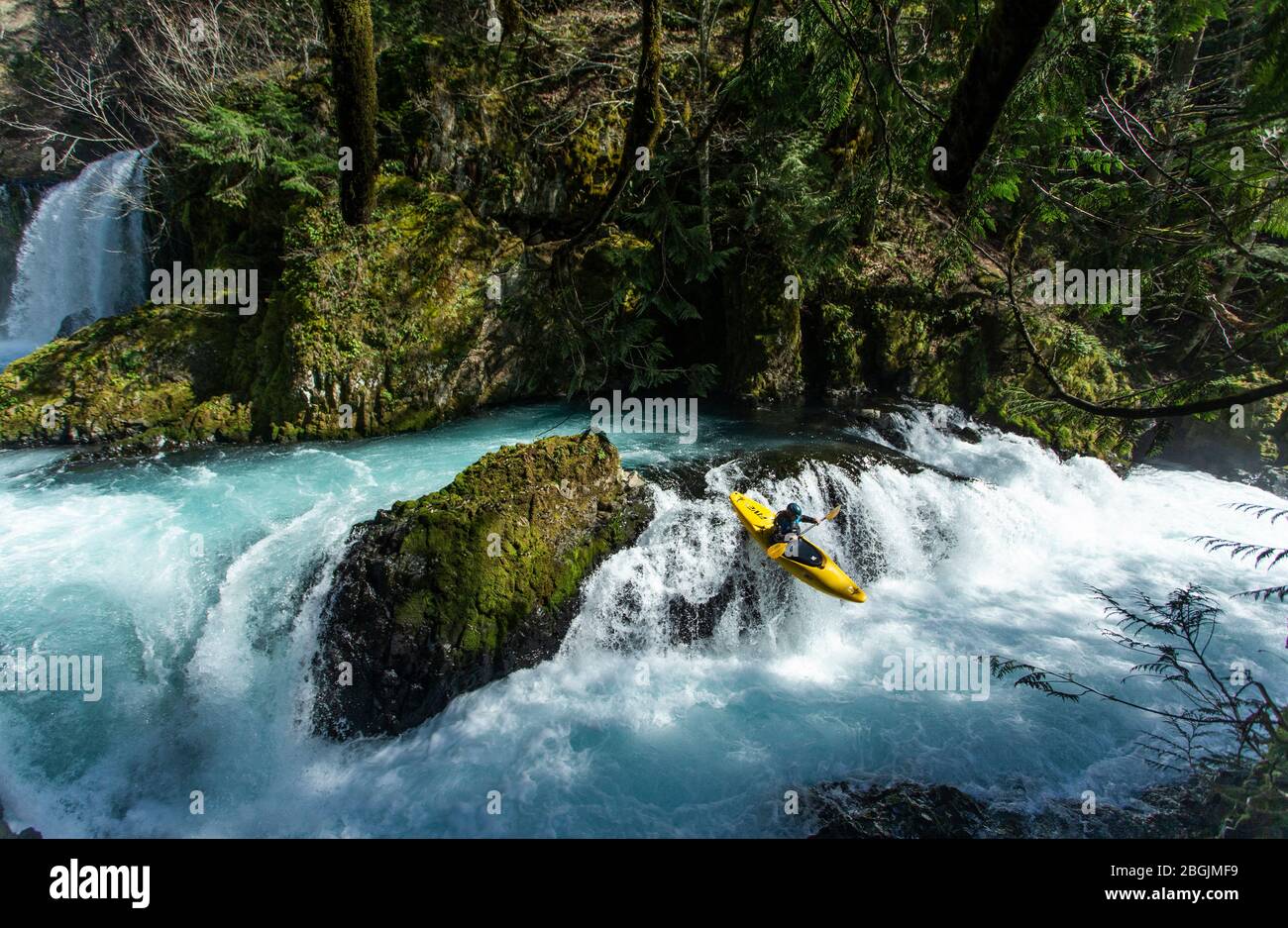 Un kayak scende sul fiume Little White Salmon a Washington. Foto Stock