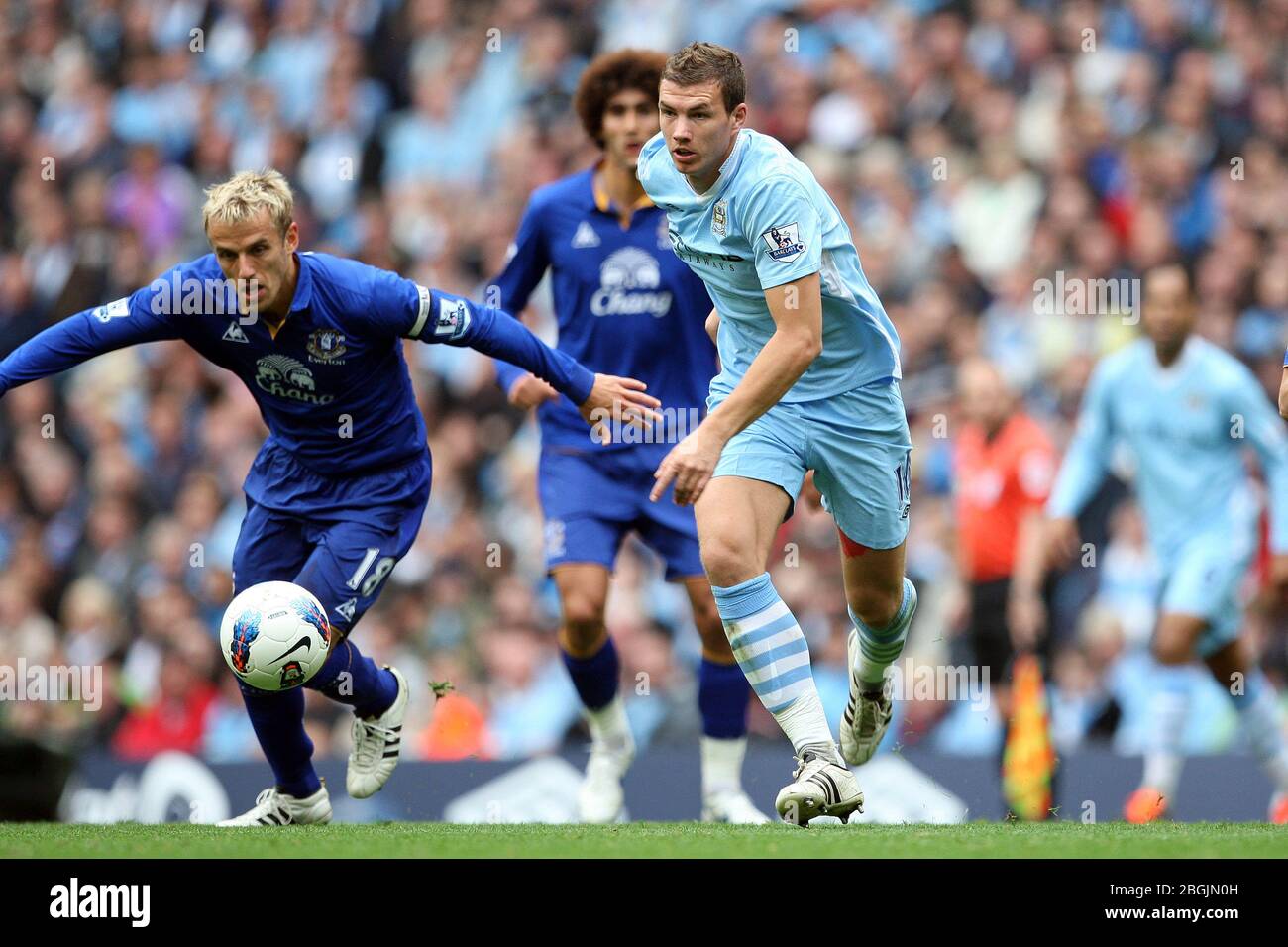 MANCHESTER, INGHILTERRA - Edin Dzeko di Manchester City e Phil Neville di Everton durante la partita della Premier League tra Manchester City ed Everton all'Etihad Stadiun di Manchester, sabato 24 settembre 2011. (Credit Eddie Garvey | MI News) la fotografia può essere utilizzata solo per scopi editoriali su giornali e/o riviste, licenza richiesta per uso commerciale Foto Stock