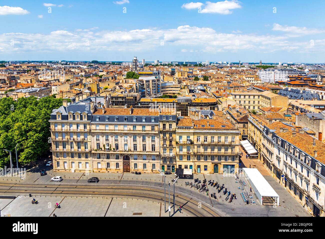 Skyline veduta aerea della città vecchia di Bordeaux, regione Nouvelle-Aquitaine, Francia. Vista dalla Cattedrale di Bordeaux (Cattedrale di Saint-Andre) Foto Stock