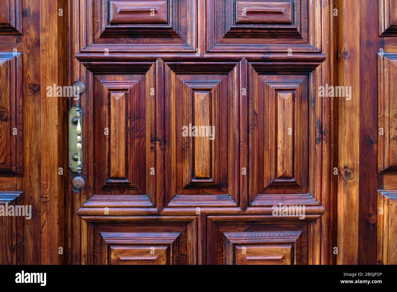 Molto elegante porta decorativa in legno, ufficio dell'avvocato. Foto Stock